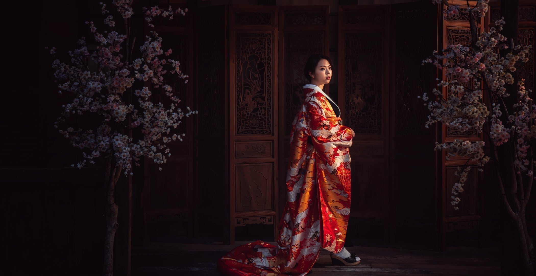 kimono long rouge dans un cadre japonais
