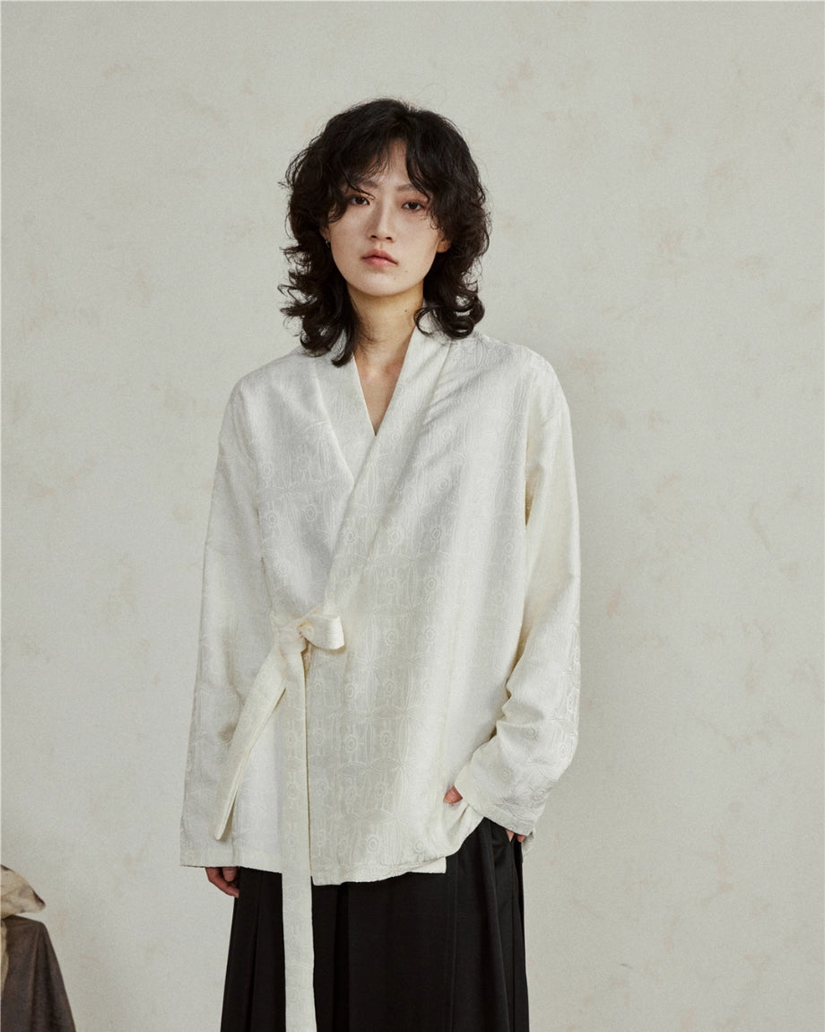 Collection Kimonorie : modèle portant une veste kimono blanche