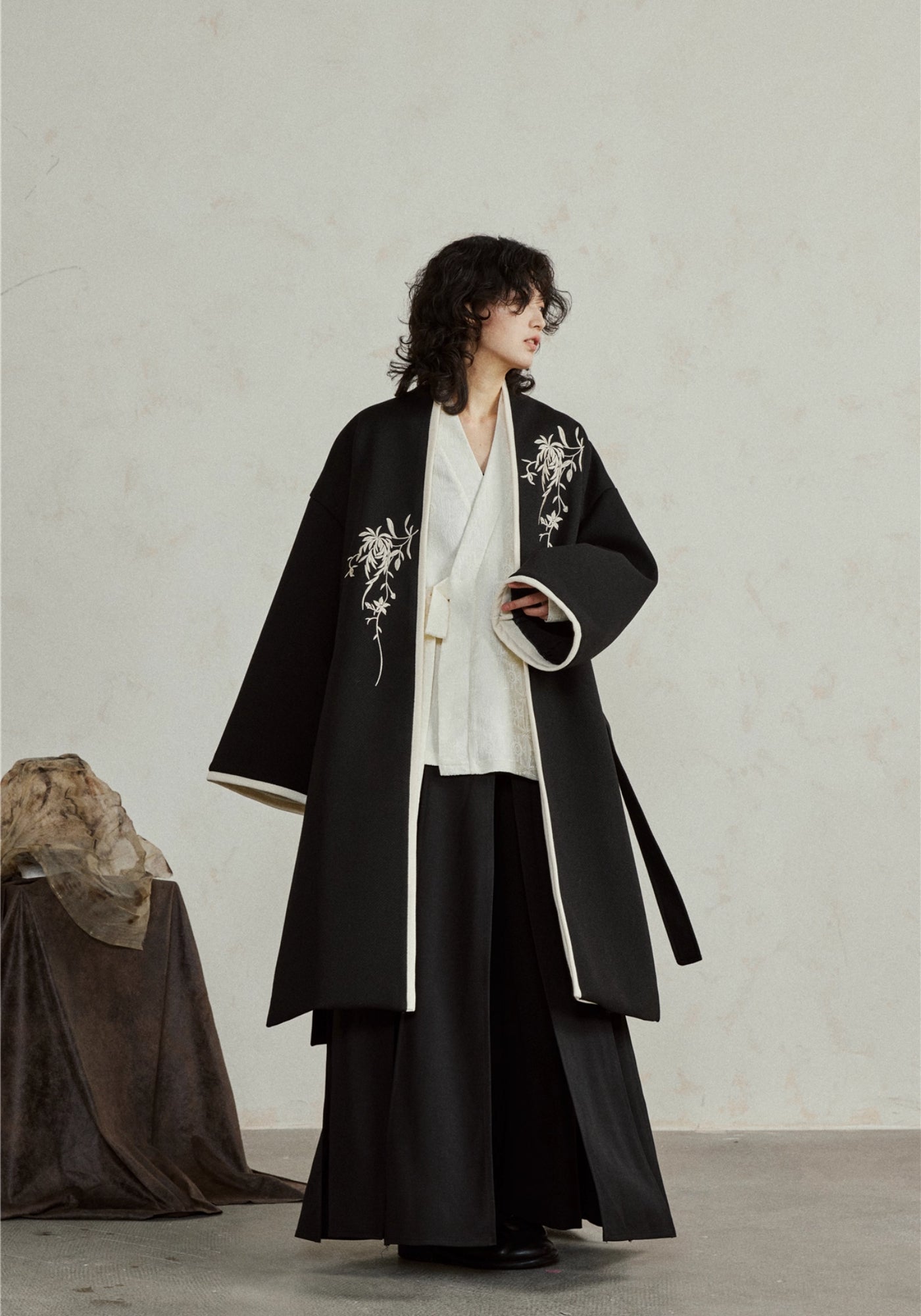 Kimono long noir brodé pour femme