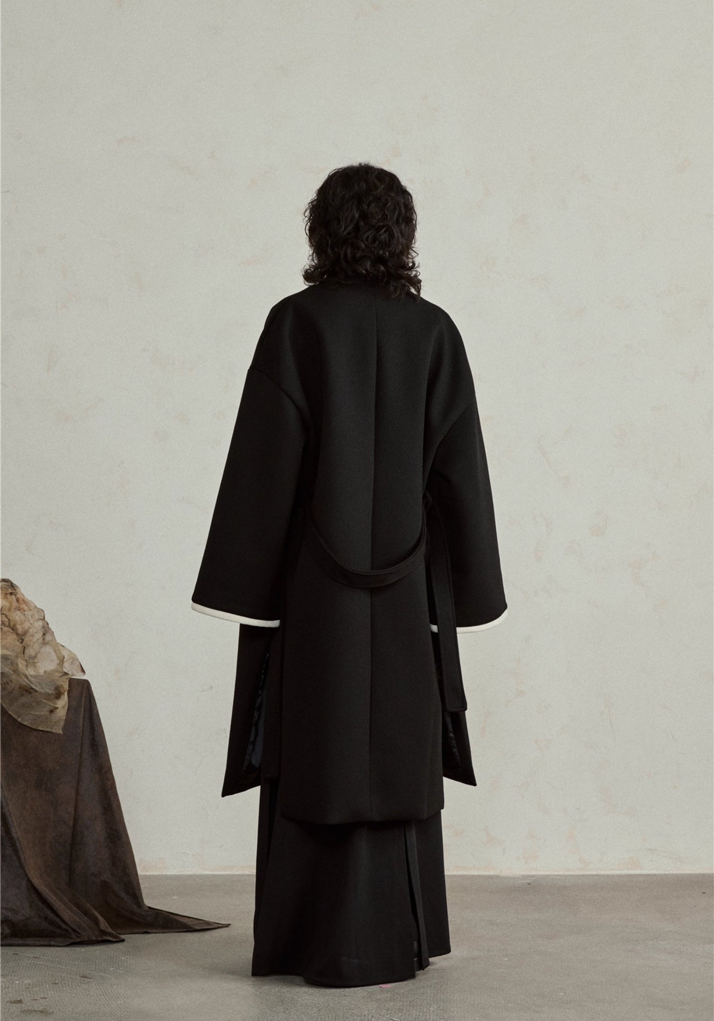 Kimono long noir brodé pour femme