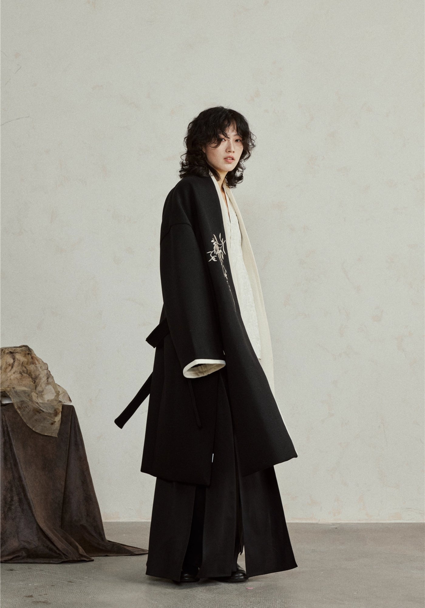 Kimono long noir brodé pour femme