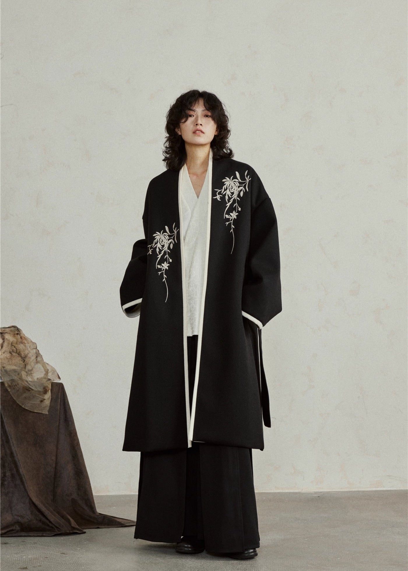 Kimono long noir brodé pour femme