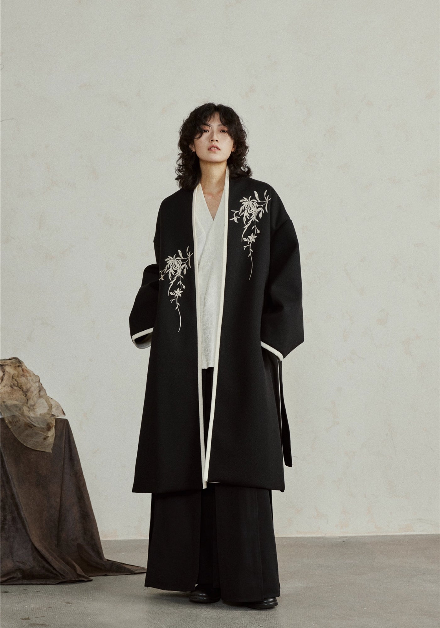 Kimono long noir brodé pour femme