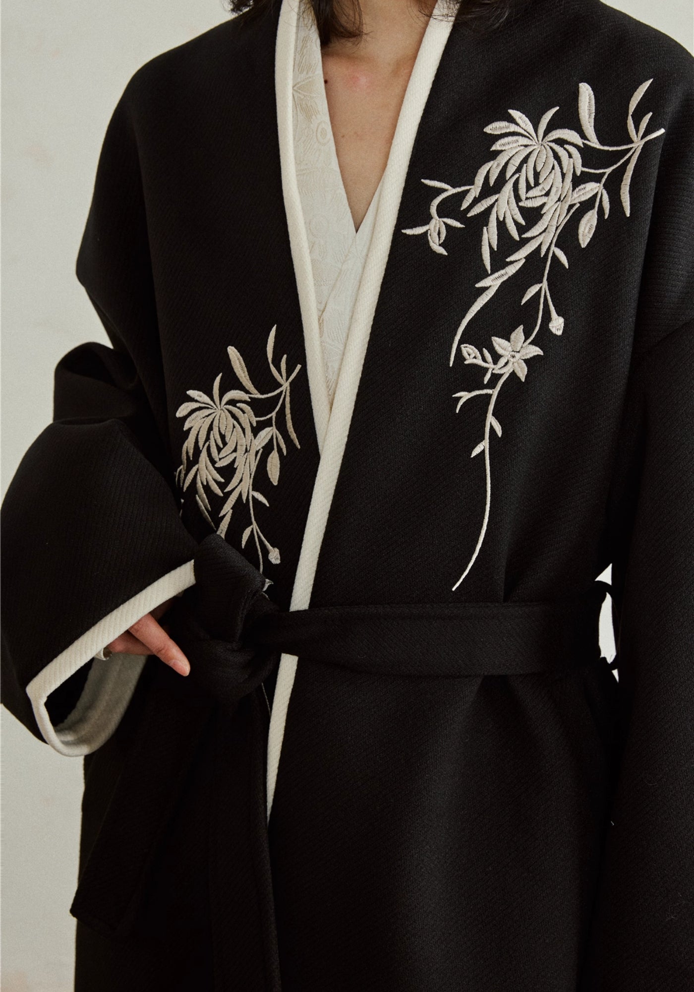 Kimono long noir brodé pour femme