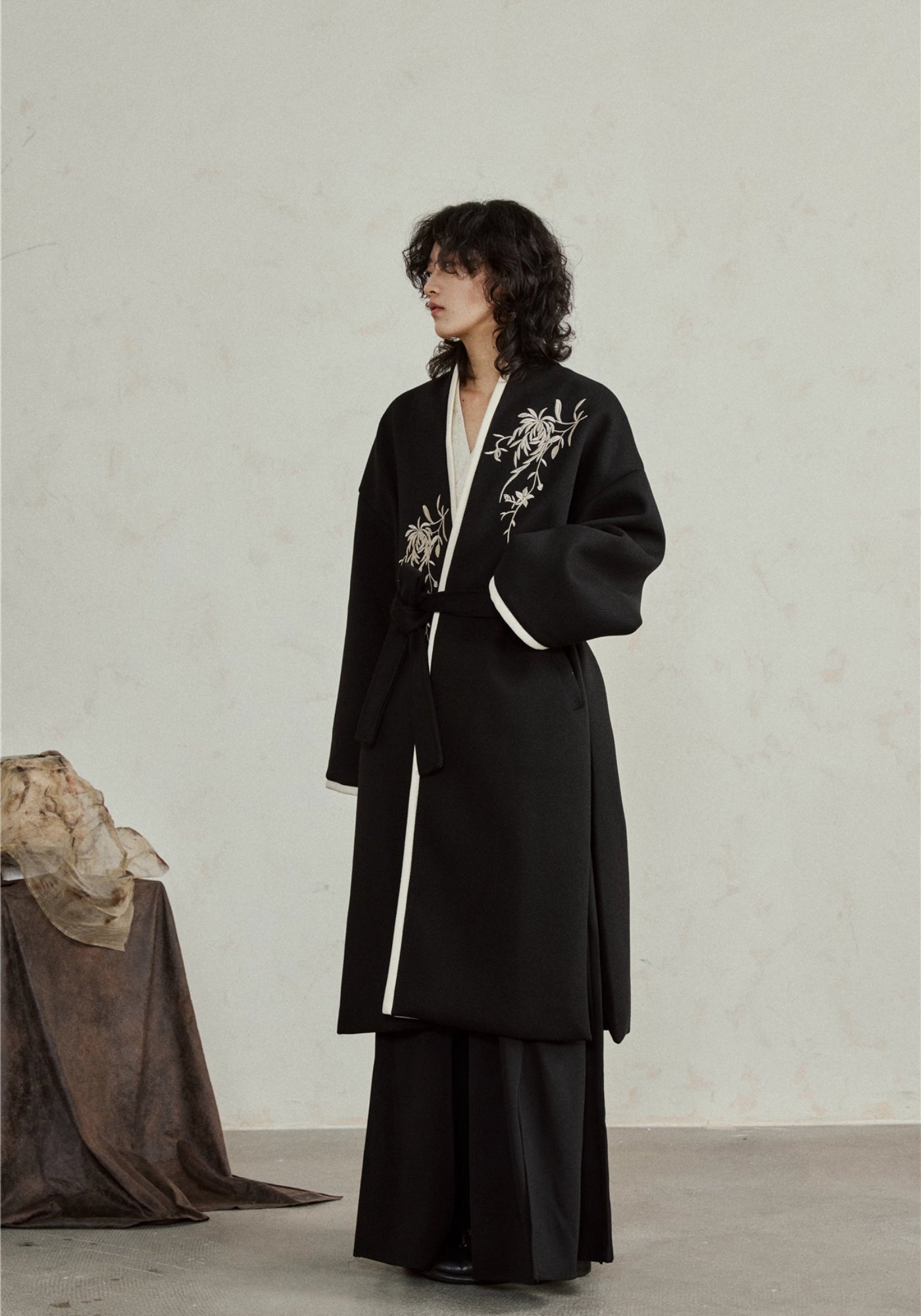 Kimono long noir brodé pour femme