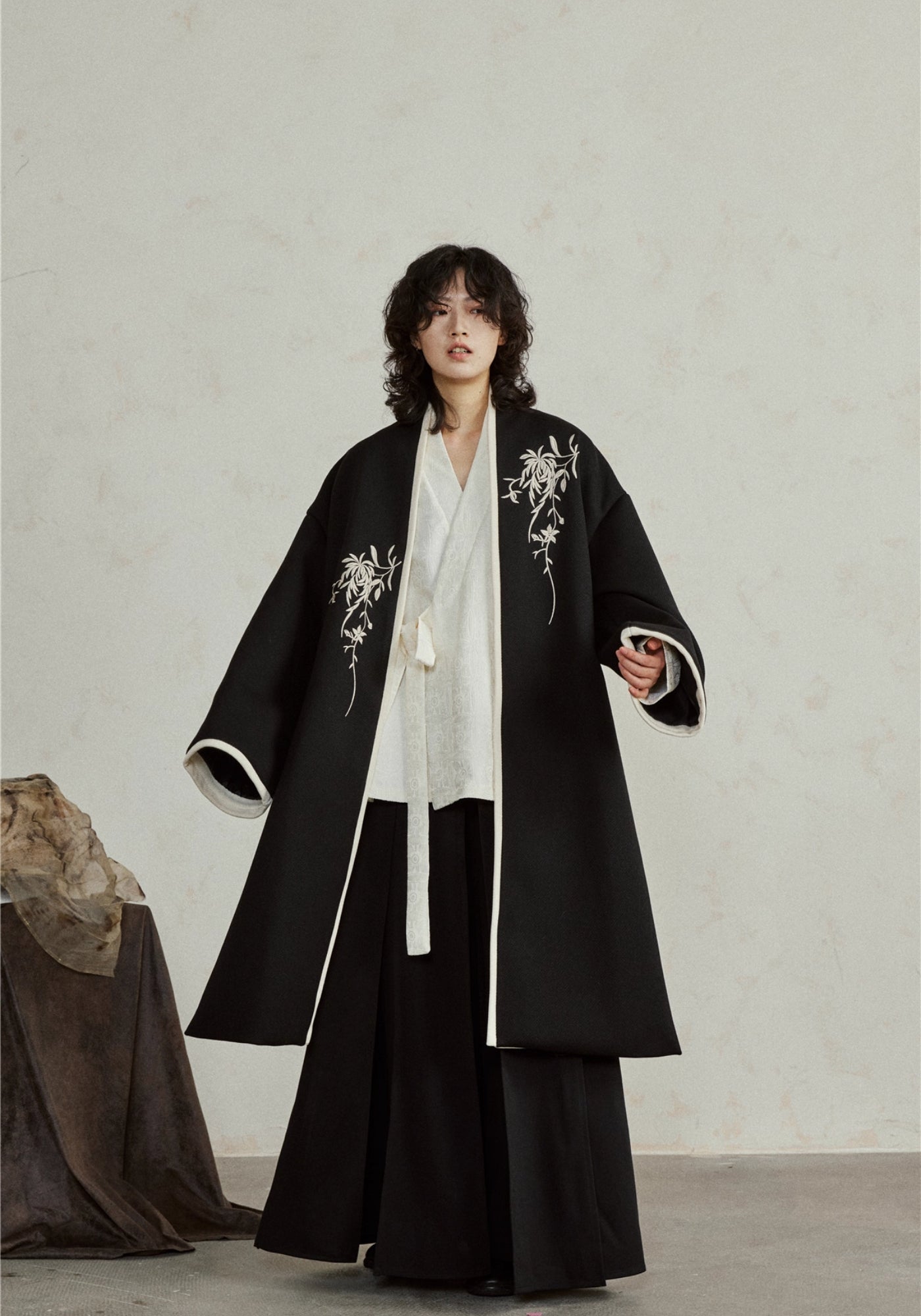 Kimono long noir brodé pour femme