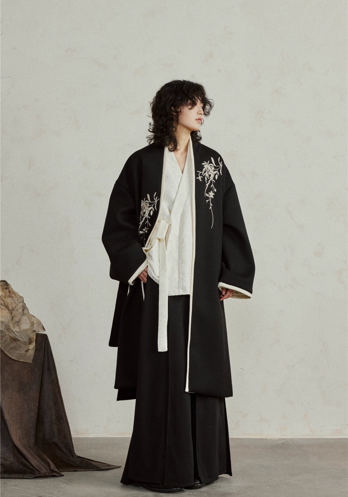 Kimono long noir brodé pour femme