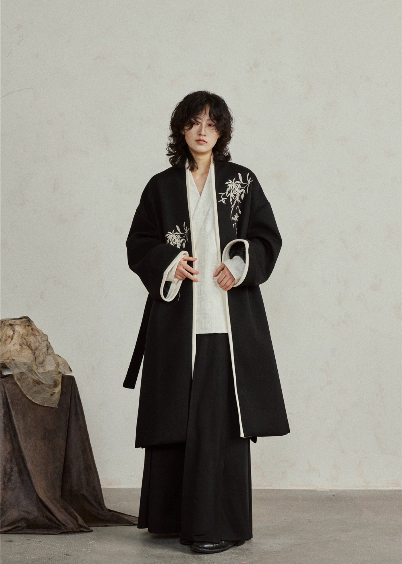 Kimono long noir brodé pour femme