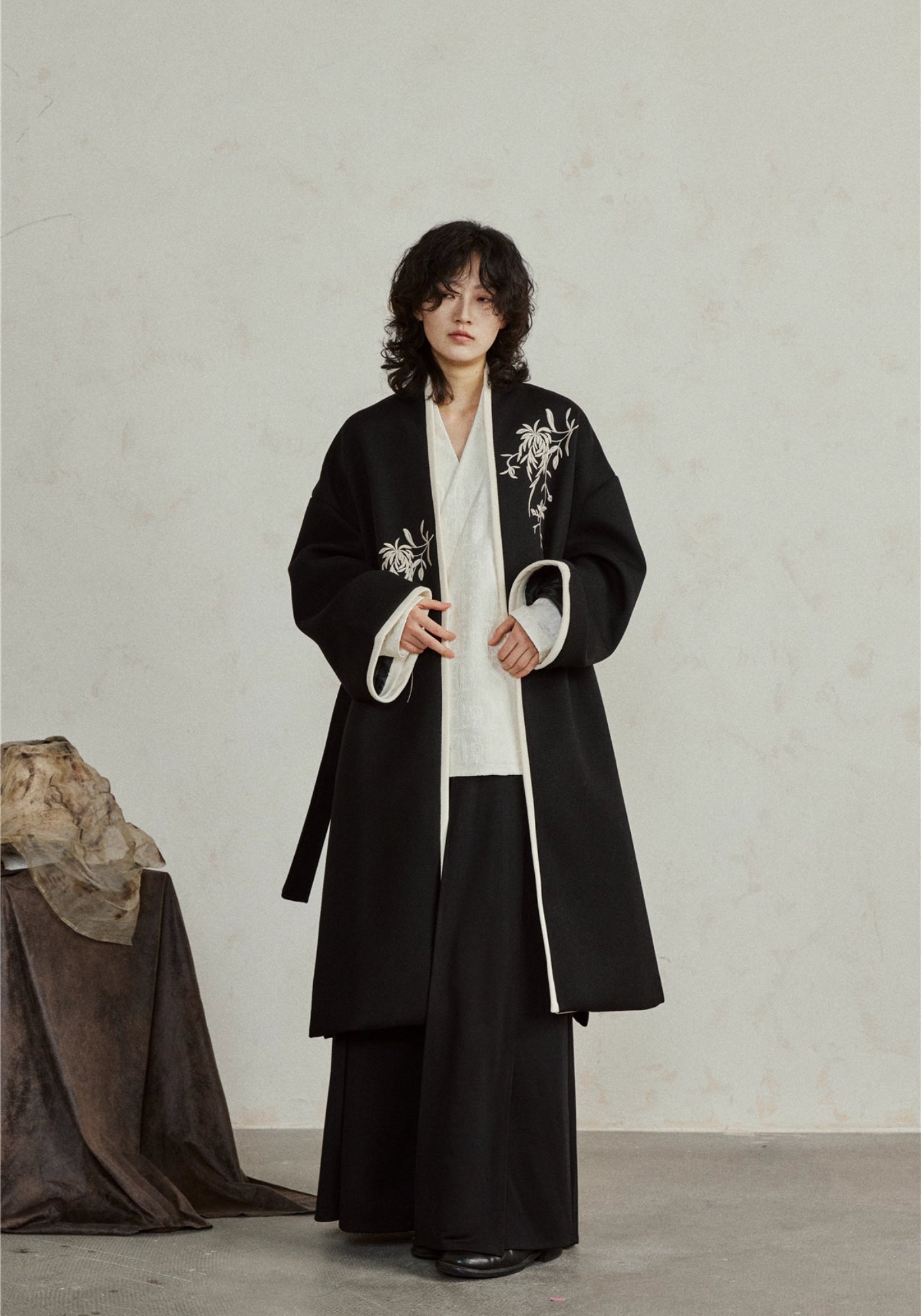 Kimono long noir brodé pour femme