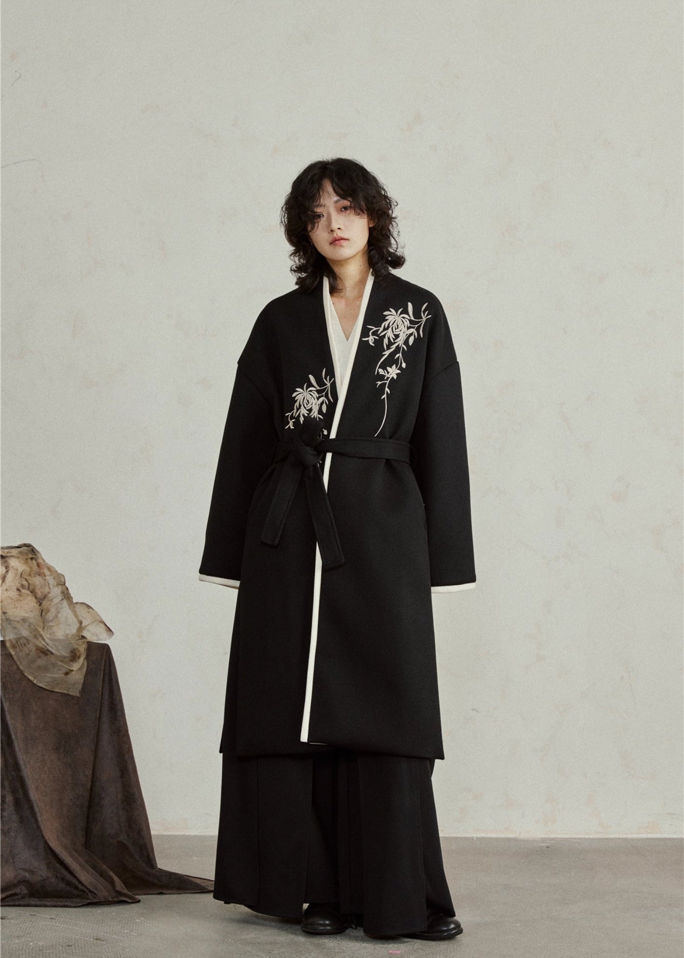 Kimono long noir brodé pour femme