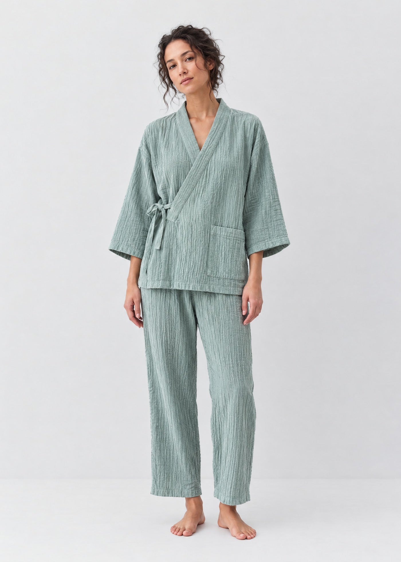Kimono pyjama Obi vert sauge porté, vue de face