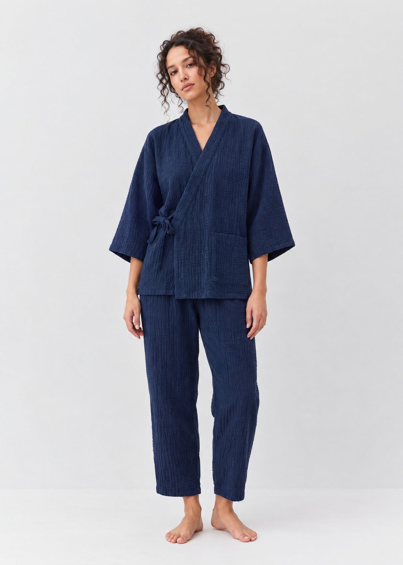 Kimono pyjama Soyō bleu marine porté, vue de face